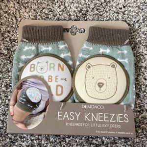 NWT Demdaco easy kneezies knee pads for little explorers 💕 🐻